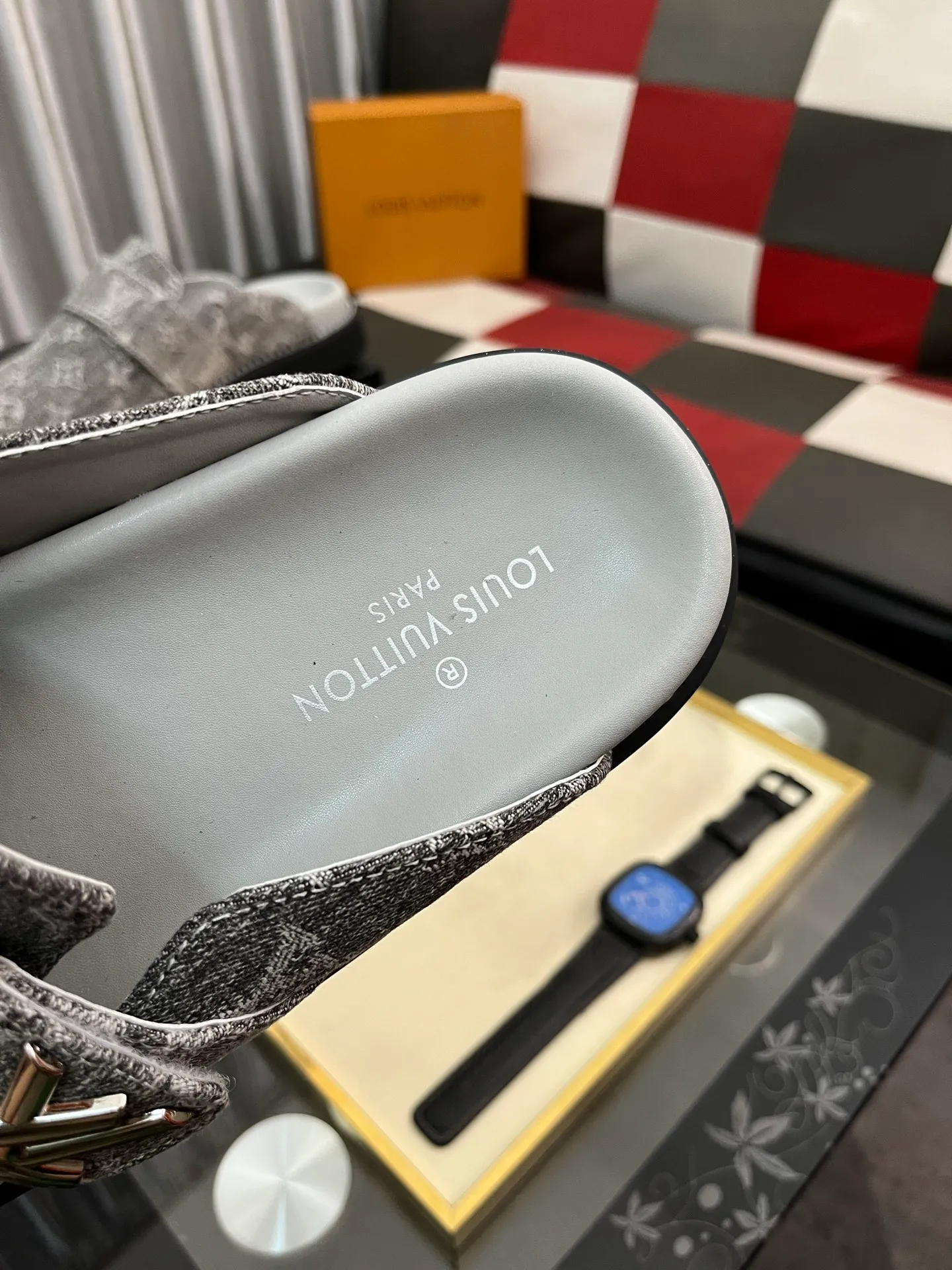 Men's men's shoes 💰420⌚️⌚️lv new Baotou half-slippers winterbreak comfert flat slippers lv letter and monogram floral embellished leather pattern, with sheepskin lining, suitable for indoor and outdoor wear. The water table is made of high-density foam material, which is light and comfortable. The sole has a certain thickness and the anti-aging effect is also good! Premium size: 38-444️⃣Colors available